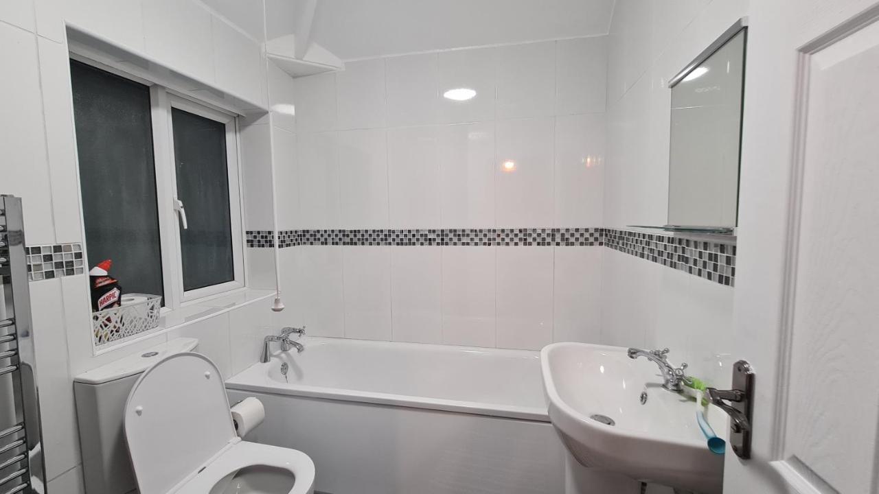 Spacious 3 Bedroom House, 6 Beds In Spondon, Derby With Parking Exterior photo