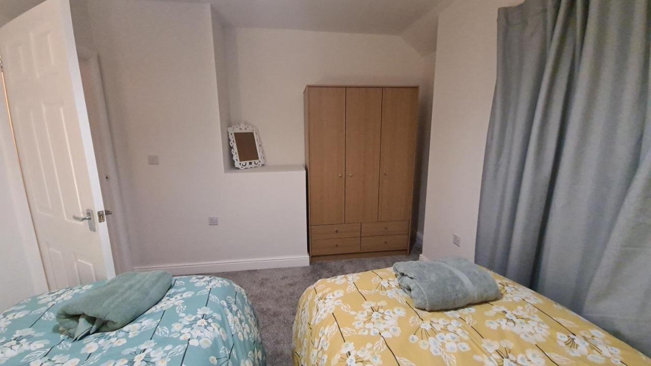 Spacious 3 Bedroom House, 6 Beds In Spondon, Derby With Parking Exterior photo